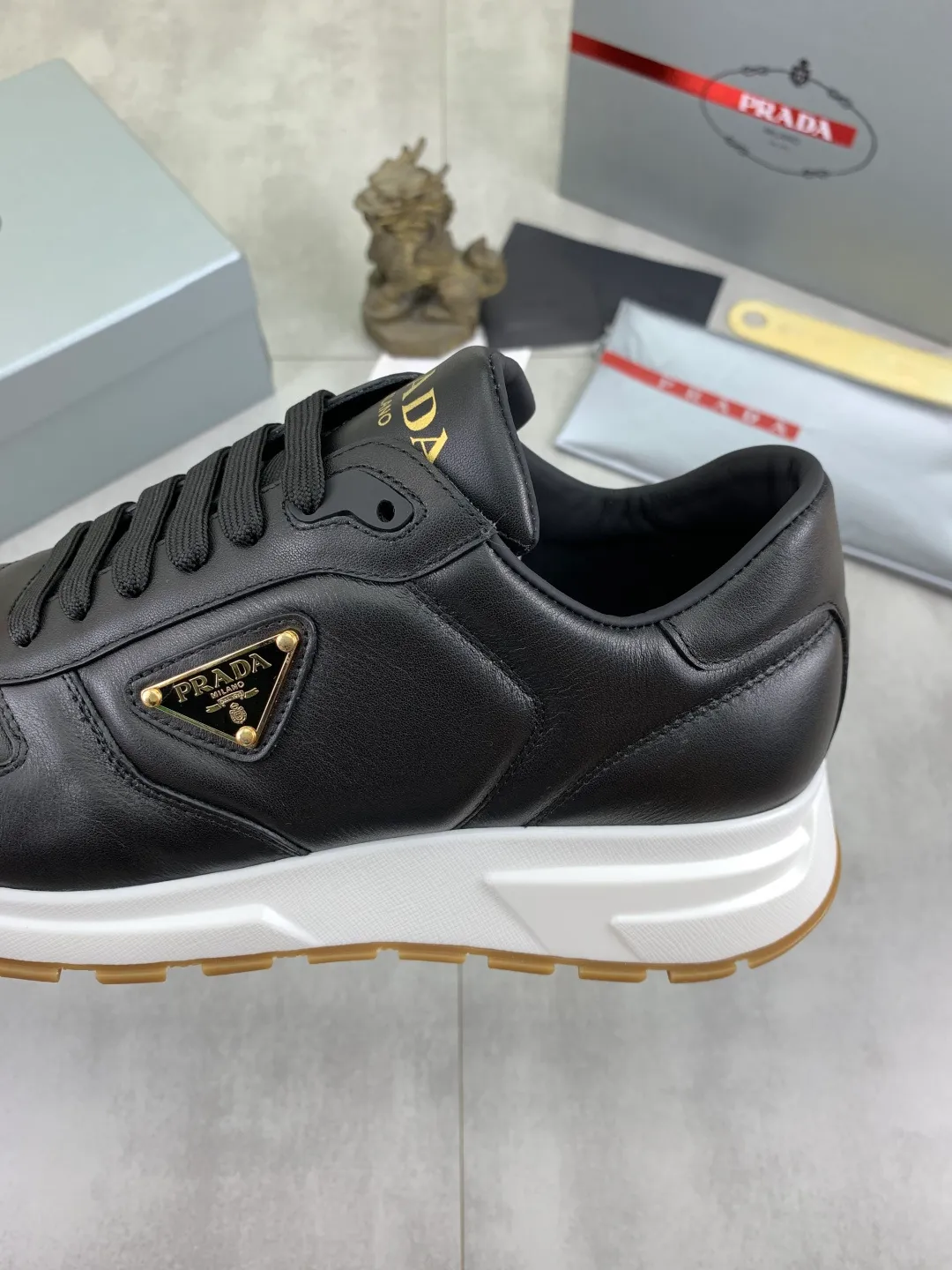 Men's shoes 💰P540 new (higher version) new PRADA (Prada) classic models are on the market at the same time, new men's shoes, 😘fabrics are selected from original imported calfskin. First layer of imported cowhide lining. The original version is awesome! 👍🏿Original open-molded non-slip PU outsole, with exquisite lines, simple and elegant, super comfortable and classy on foot, suitable for leisure travel. Code number: 38-45 (46 customized) 4️⃣ colors available